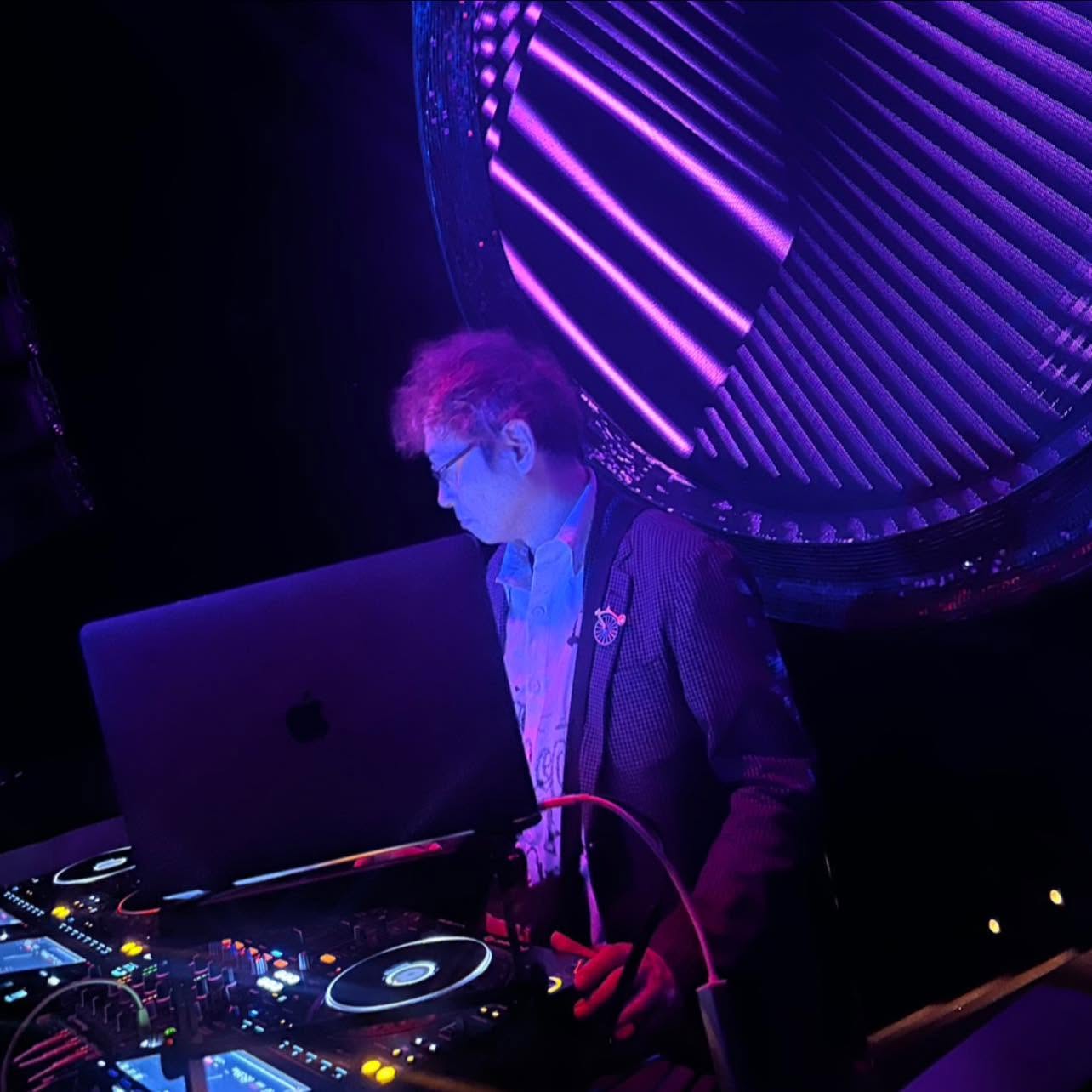 DJとして活動する山本輔